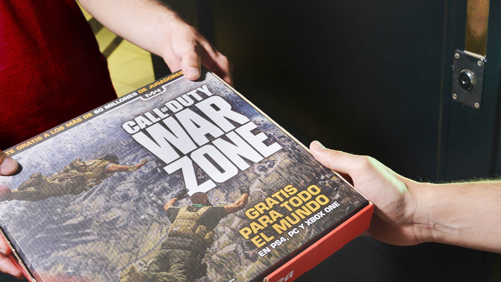 Caja de pizza con el Brand Partnership de Activision y Telepizza