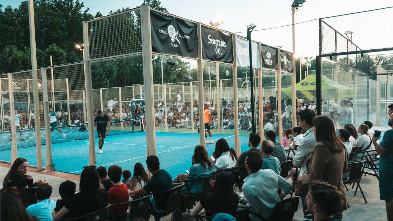 Gente viendo padel en campeonato Arla Protein