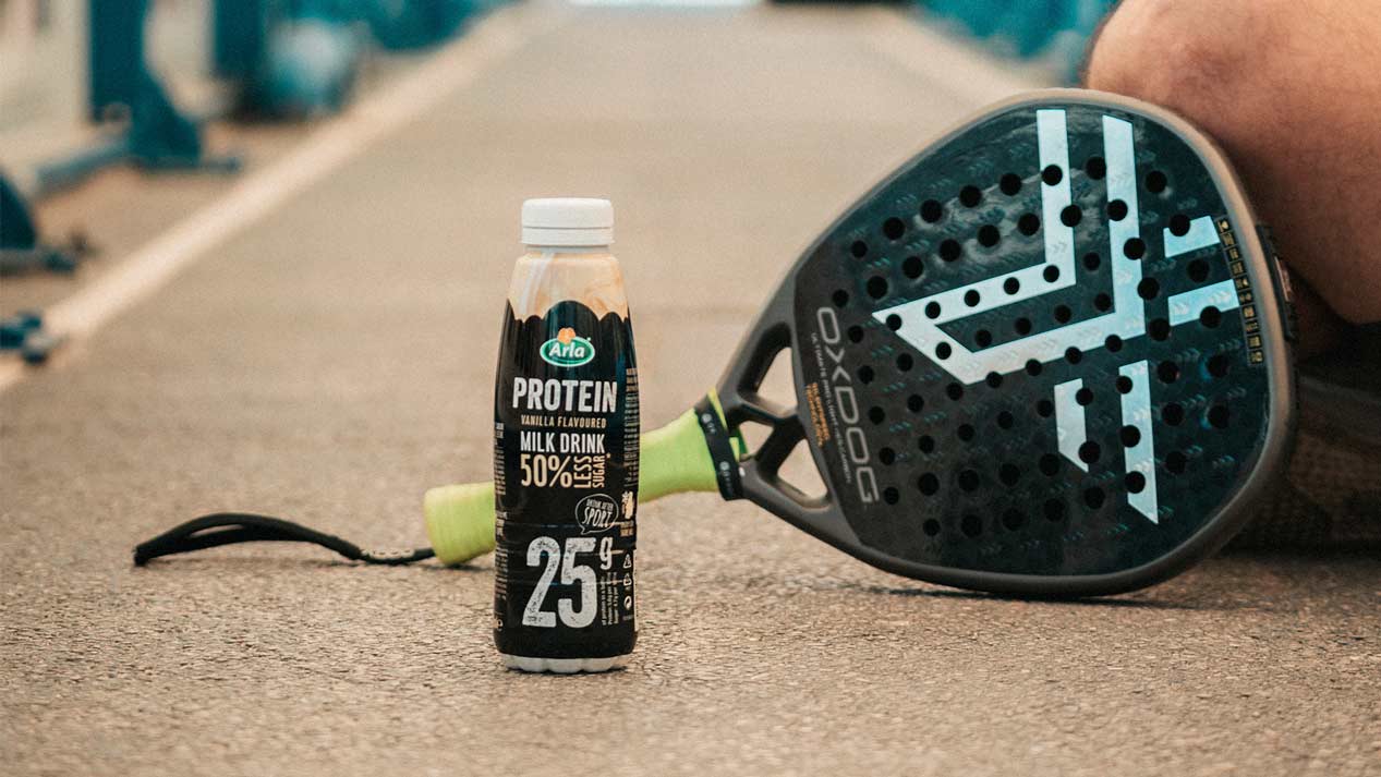 Batido Arla Protein y raqueta de padel