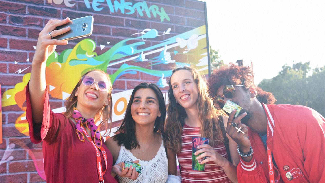 chicos jovenes en festivales de musica con Trident Brand Awareness Portugal